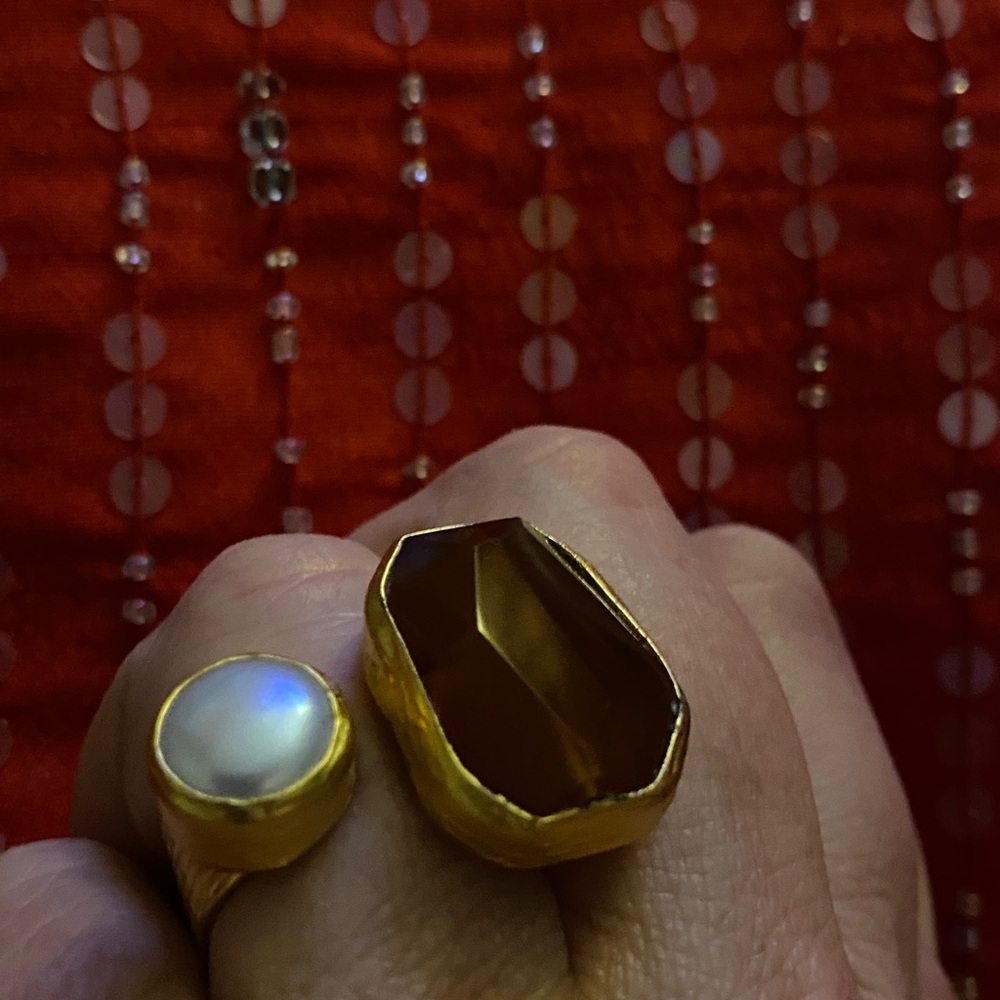 Designer Textured Gold ColorBand Pearl Deep Red Unique Ring Excellent Condition